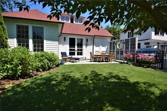 431 Bellevue Ave in Newport, RI - Building Photo - Building Photo