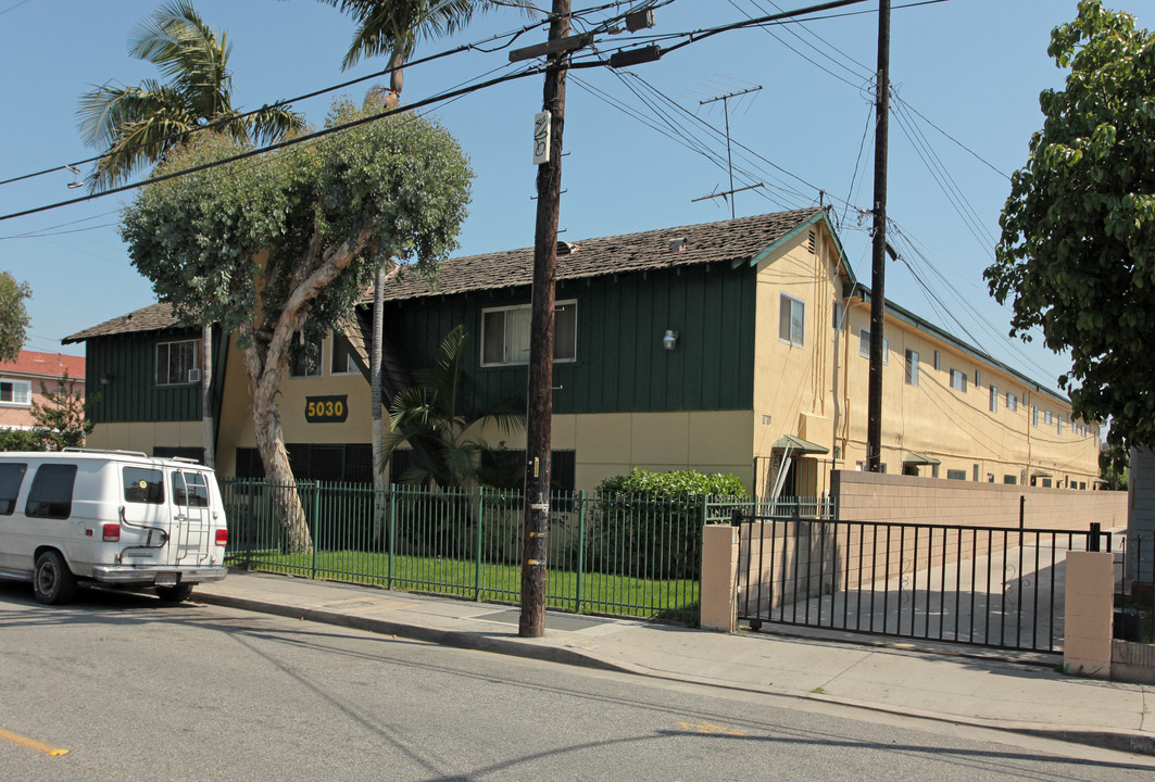 5030 Santa Ana in Cudahy, CA - Foto de edificio