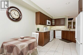 66 Manley Ln in Milton, ON - Building Photo - Building Photo