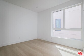 11810 1/2 Gilmore St in Los Angeles, CA - Building Photo - Building Photo