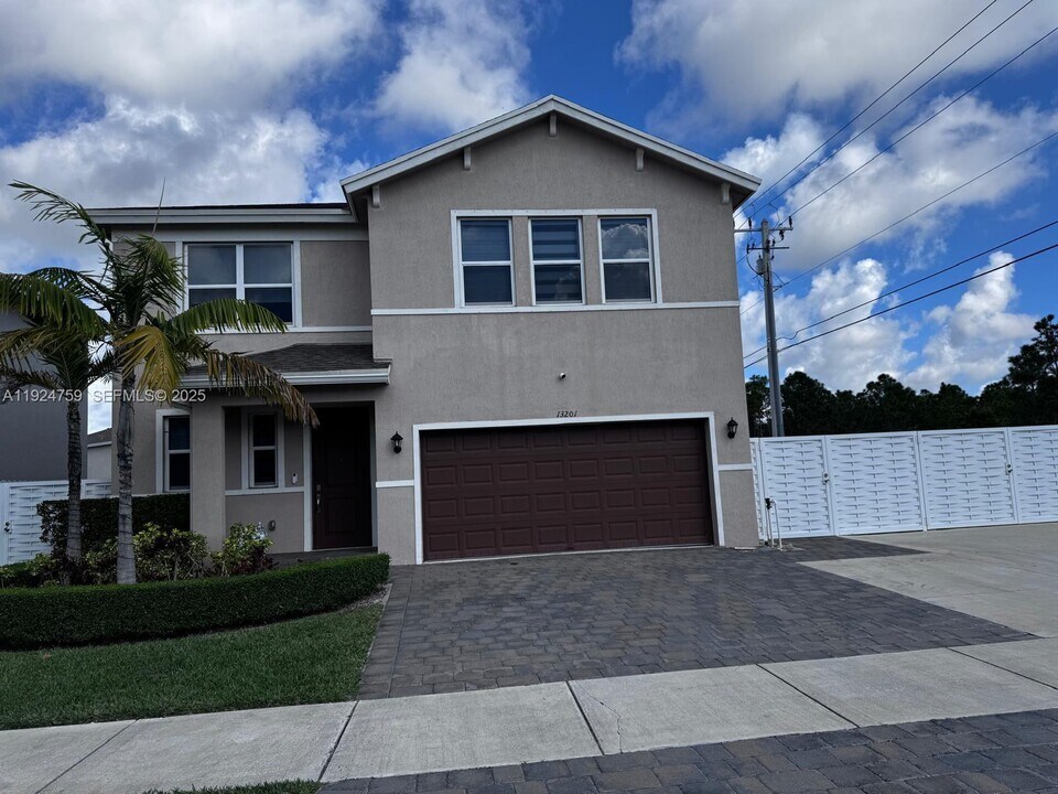 13201 SW 269th Ter in Naranja, FL - Building Photo