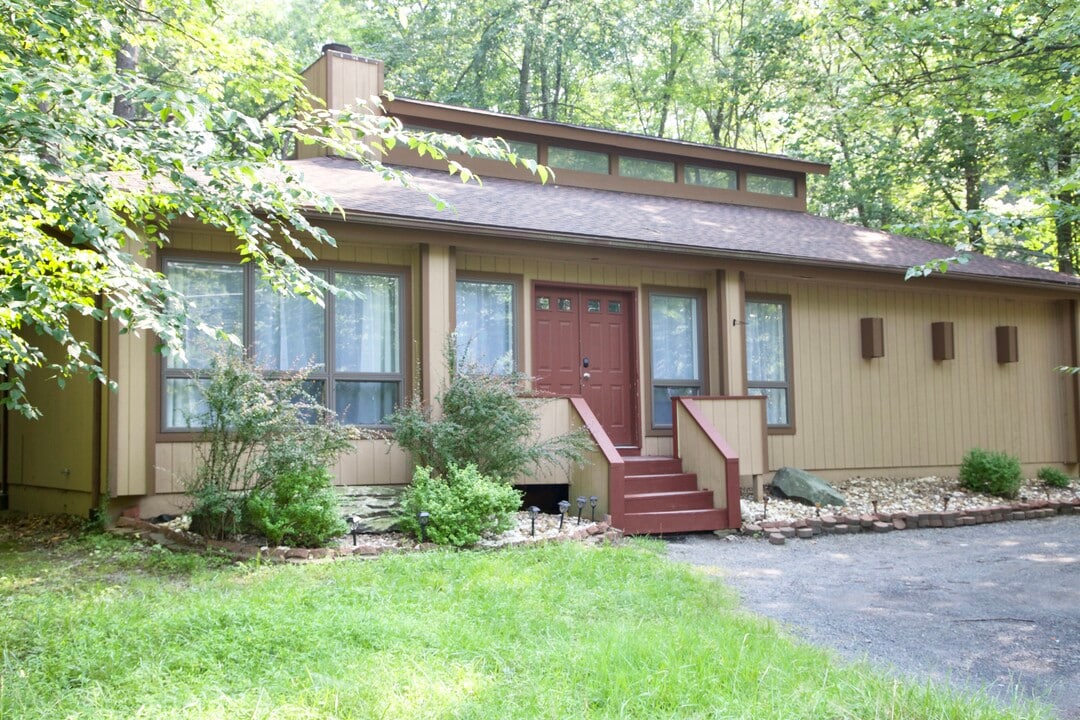 3135 Greenbriar Dr in East Stroudsburg, PA - Foto de edificio
