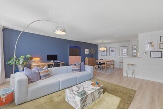 2626 N Lakeview Ave, Unit 2601 in Chicago, IL - Building Photo - Building Photo