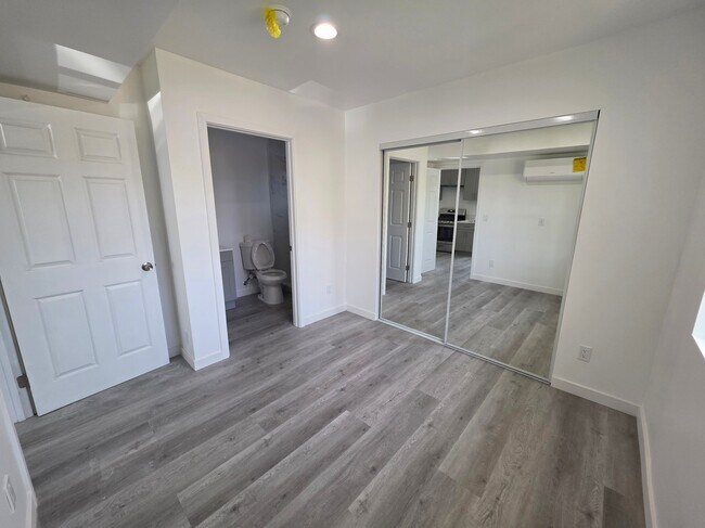635 W 51st St, Unit three quarters in Los Angeles, CA - Building Photo - Building Photo