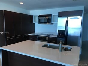 1900 N Bayshore Dr, Unit 1715 in Miami, FL - Foto de edificio - Building Photo