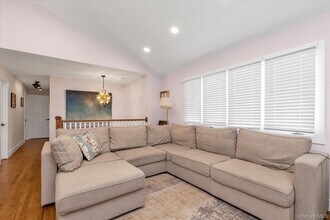 3075 Whaleneck Dr in Merrick, NY - Foto de edificio - Building Photo