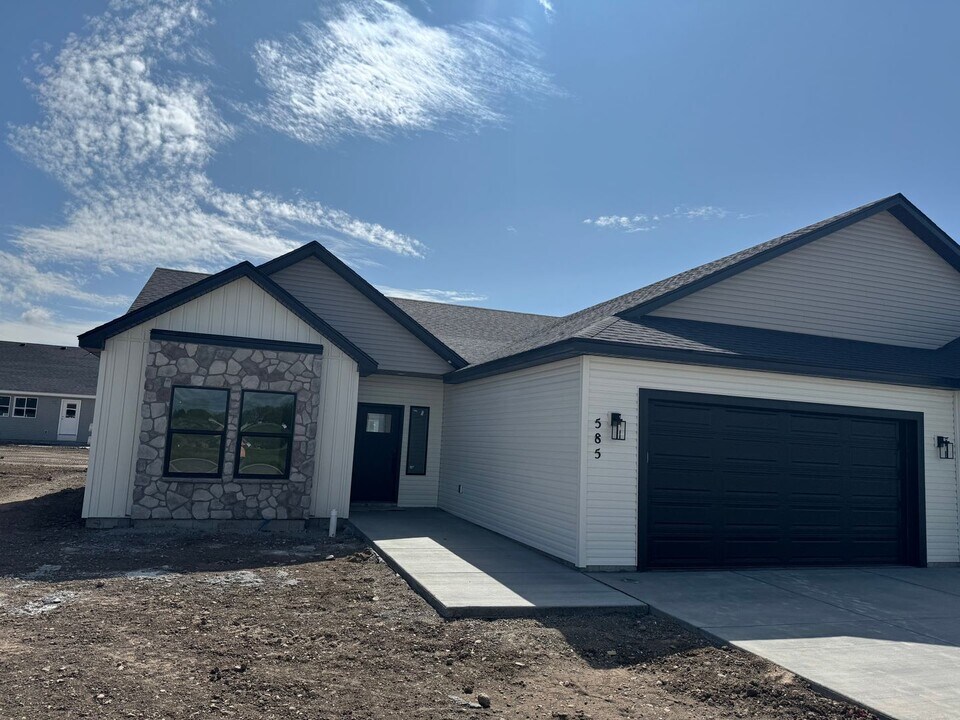 585 Idaho Ave in Sugar City, ID - Building Photo