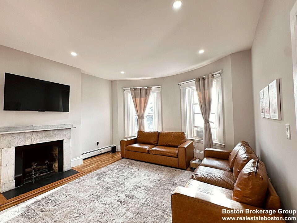 676 Massachusetts Ave in Boston, MA - Building Photo