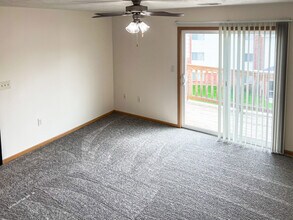 Highland Meadows in Bellevue, NE - Building Photo - Building Photo