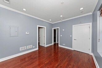 2052 N Campbell Ave in Chicago, IL - Building Photo - Building Photo