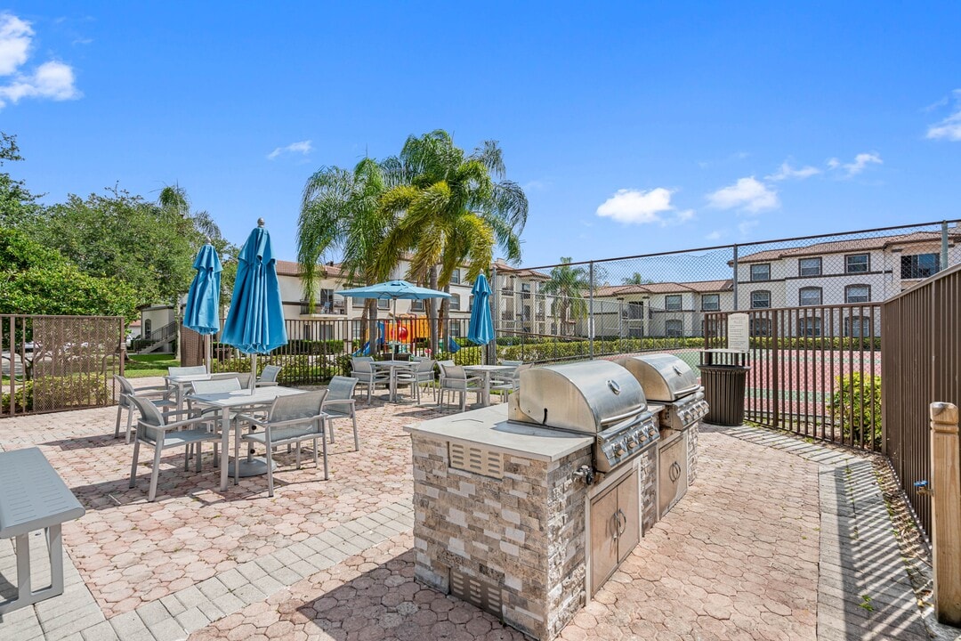 Cortland Harbour Cove in Pembroke Pines, FL - Foto de edificio