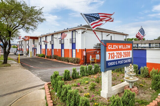 Glen Willow Apartments in Houston, TX - Foto de edificio - Building Photo