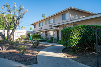 3109-3115 Quartz Ln in Fullerton, CA - Foto de edificio - Building Photo