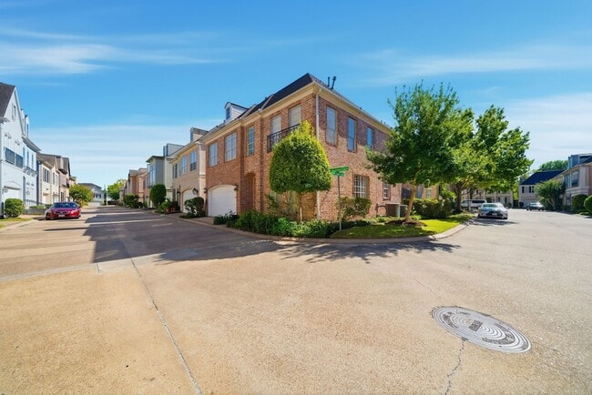 3243 N Pemberton Cir Dr in Houston, TX - Building Photo - Building Photo