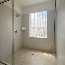 4670 NW 84th Ave in Doral, FL - Building Photo - Building Photo