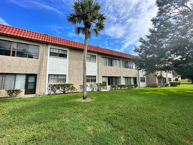 1750 Belleair Forest Dr in Belleair, FL - Building Photo - Building Photo