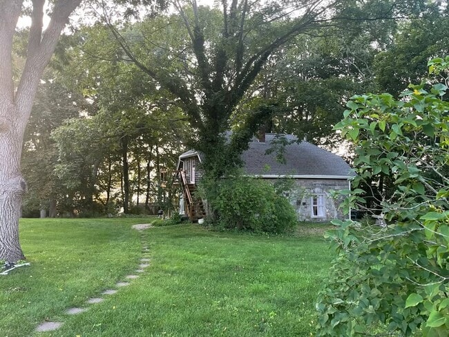 183 Highland Rd in Tiverton, RI - Building Photo - Building Photo