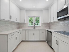 6601 Riviera Dr in Coral Gables, FL - Building Photo - Building Photo