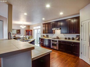 6001 SE Davis Rd in Hillsboro, OR - Building Photo - Building Photo