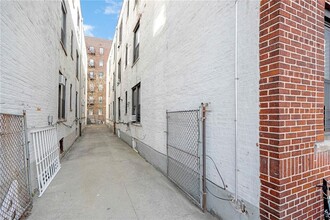771 E 9th St in Brooklyn, NY - Foto de edificio - Building Photo