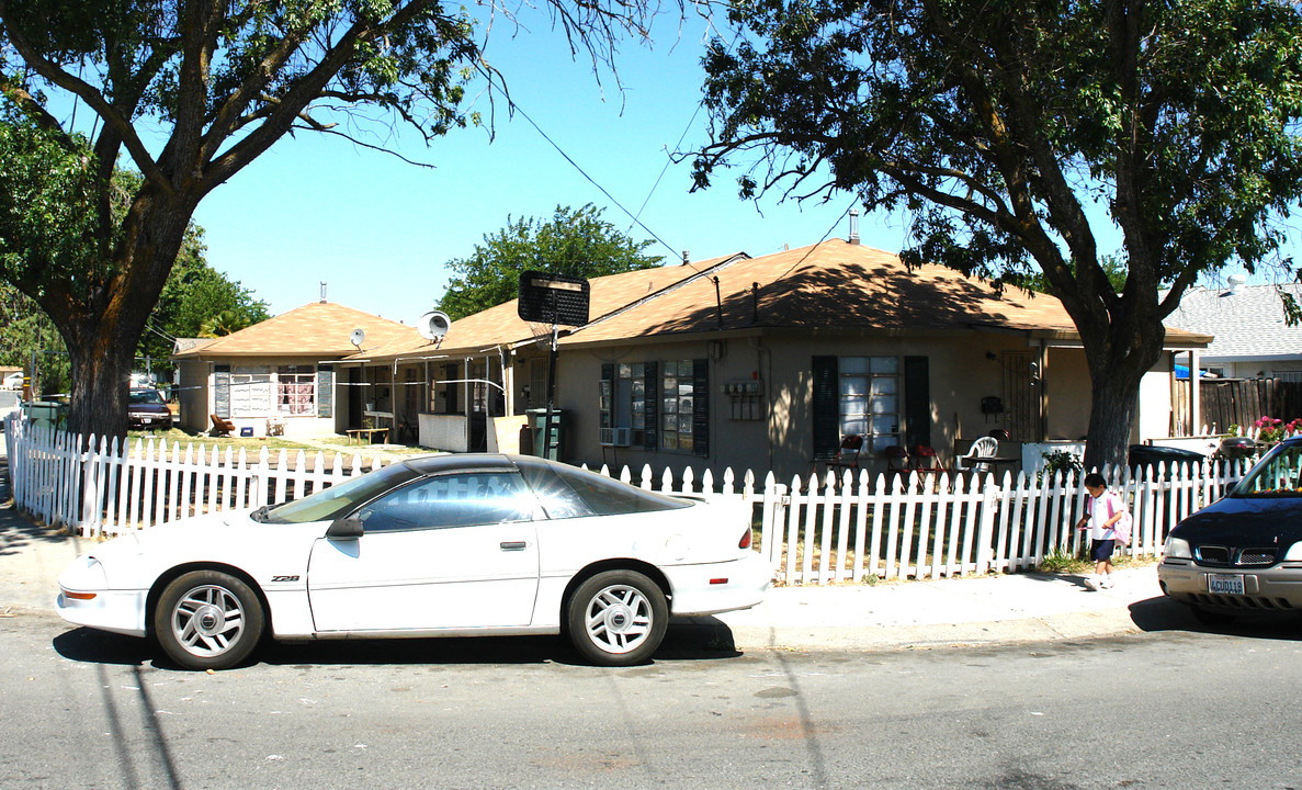147 Madoline St in Pittsburg, CA - Foto de edificio
