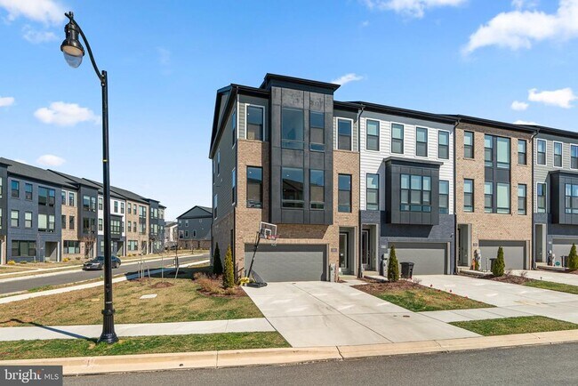 720 Glenn Lk Dr in Bowie, MD - Building Photo - Building Photo