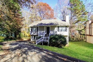 2704 Laurel View Dr in Snellville, GA - Building Photo