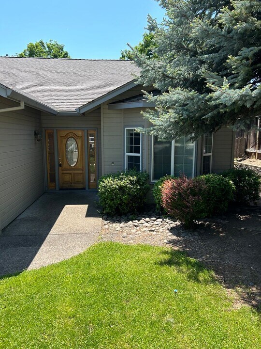 1554-1554 Hartell St in Medford, OR - Building Photo