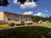 Town & Country Apartments in East Liverpool, OH - Building Photo - Building Photo