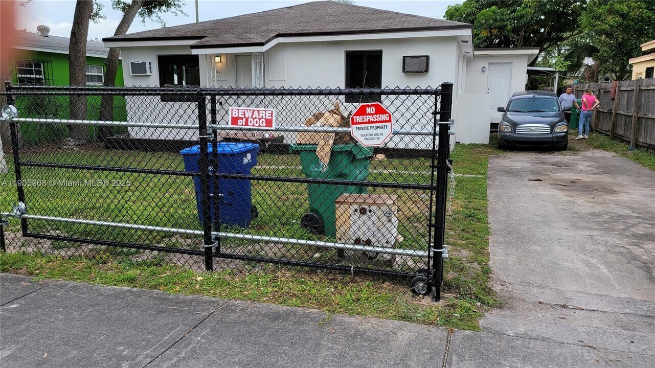 941 NW 99th St in Miami, FL - Building Photo