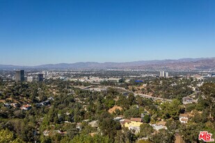 7177 Pacific View Dr in Los Angeles, CA - Building Photo