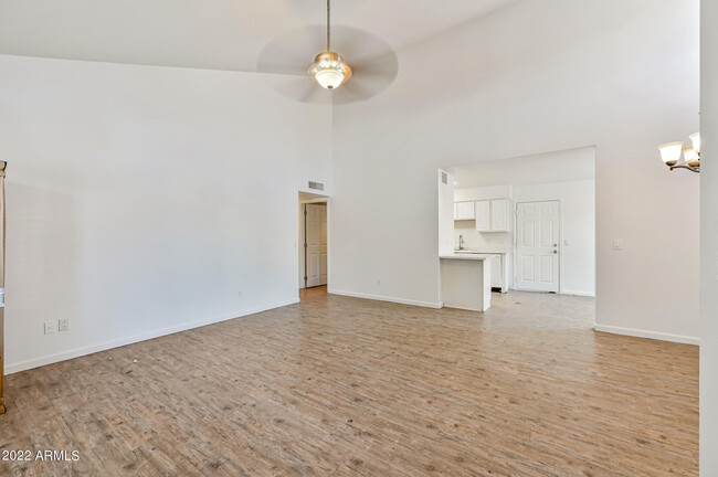 808 N Revere in Mesa, AZ - Foto de edificio - Building Photo