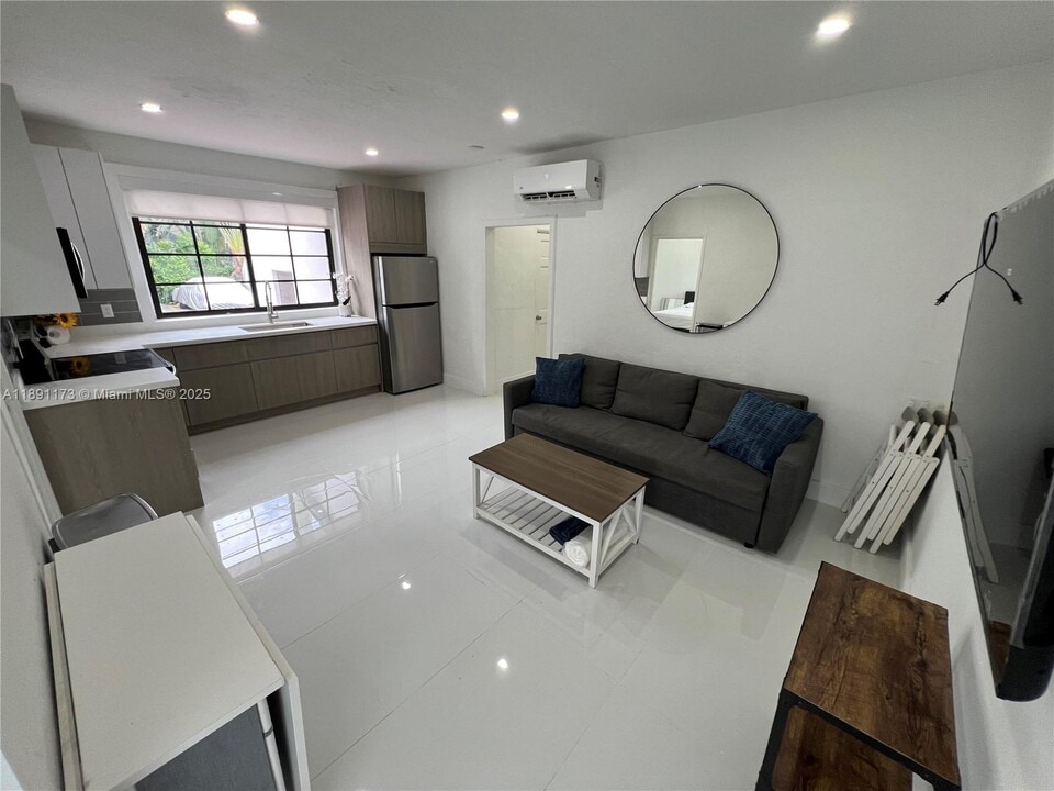 733 Michigan Ave in Miami Beach, FL - Building Photo