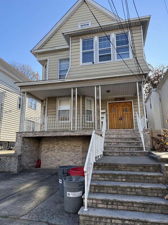 38 E 40th St in Bayonne, NJ - Building Photo