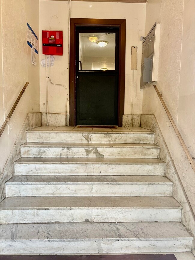 404 Stegman Pkwy in Jersey City, NJ - Building Photo - Building Photo