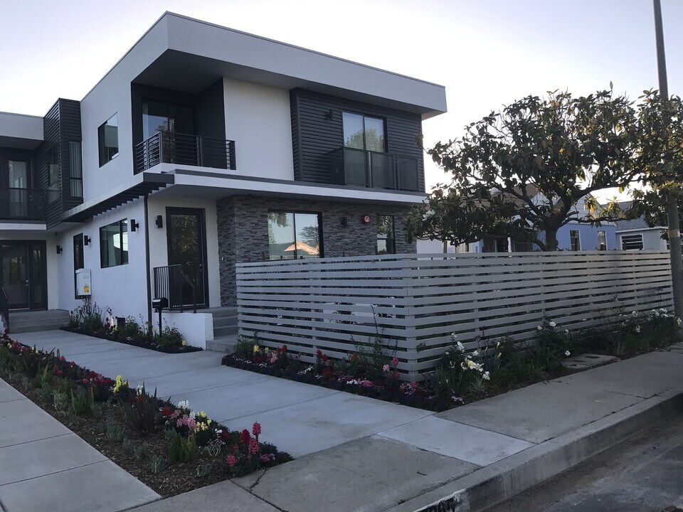 8367 Dunbarton Ave in Los Angeles, CA - Building Photo