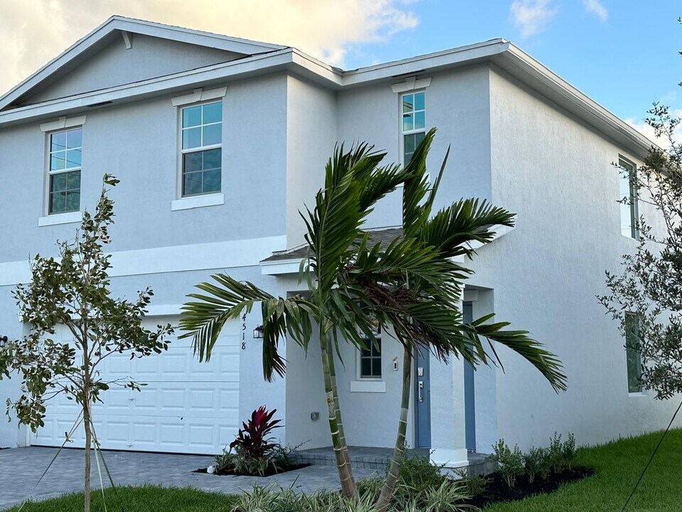 4518 Dow Ln in Lake Worth Beach, FL - Building Photo
