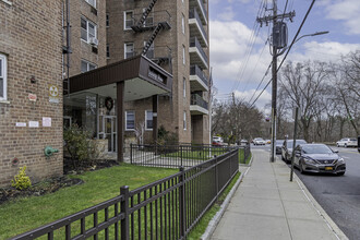 Parkway House in Yonkers, NY - Building Photo - Building Photo