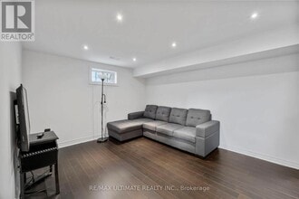 38 Clearbrooke Cir in Toronto, ON - Building Photo - Building Photo