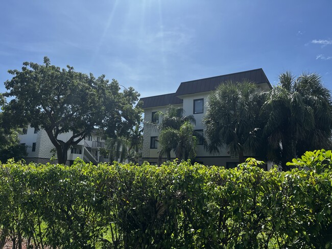 Banyan Club in Pompano Beach, FL - Foto de edificio - Building Photo