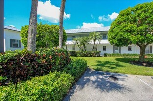 802 SE Central Pkwy in Stuart, FL - Building Photo