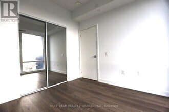 395 Square One Dr in Mississauga, ON - Building Photo - Building Photo