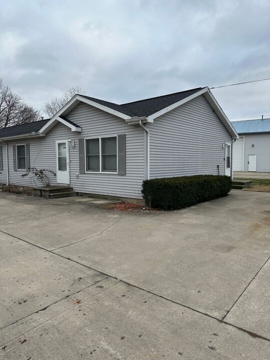 109 N Acorn St in Syracuse, IN - Building Photo