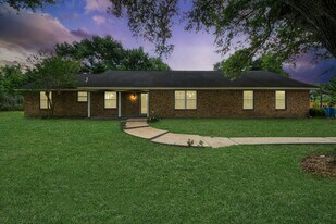 8407 Kirchner Rd in Manvel, TX - Building Photo
