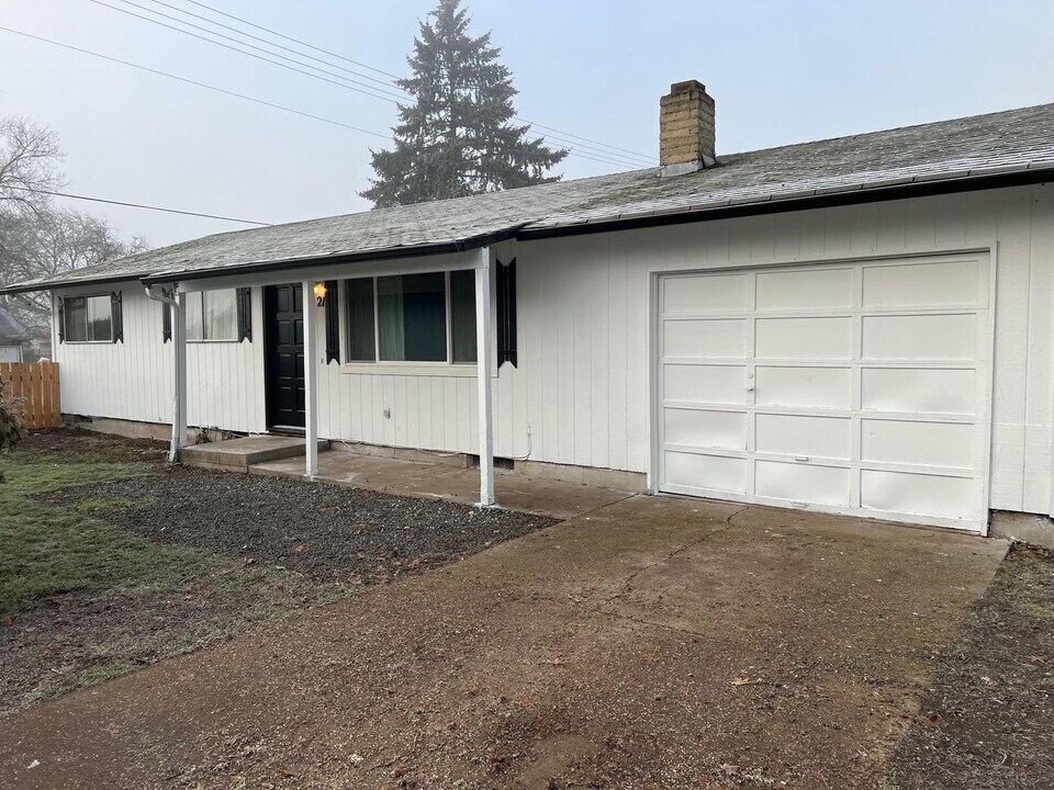 5040 E St in Springfield, OR - Building Photo