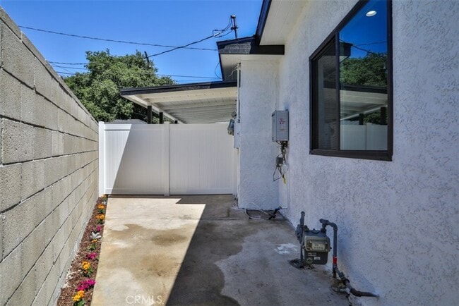 2111 Scott Rd, Unit 1 in Burbank, CA - Building Photo - Building Photo