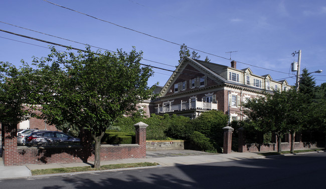 375 Lloyd Ave in Providence, RI - Foto de edificio - Building Photo