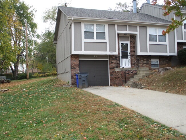 property at 1039 E Huntington Pl