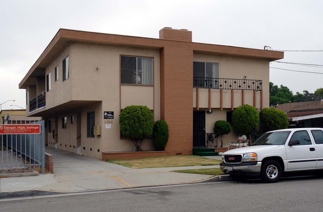 11300 Acacia Ave in Inglewood, CA - Building Photo