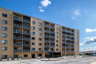 Springville Heights Condominiums in Staten Island, NY - Foto de edificio - Building Photo